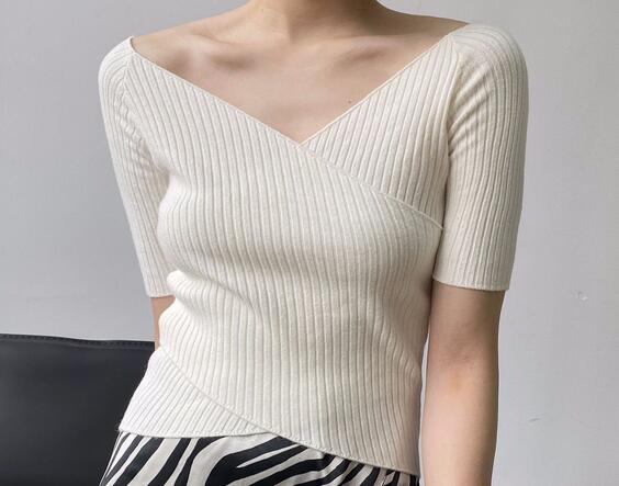 v領是什么樣子的？訂做v領衣服的優(yōu)點有哪些呢？